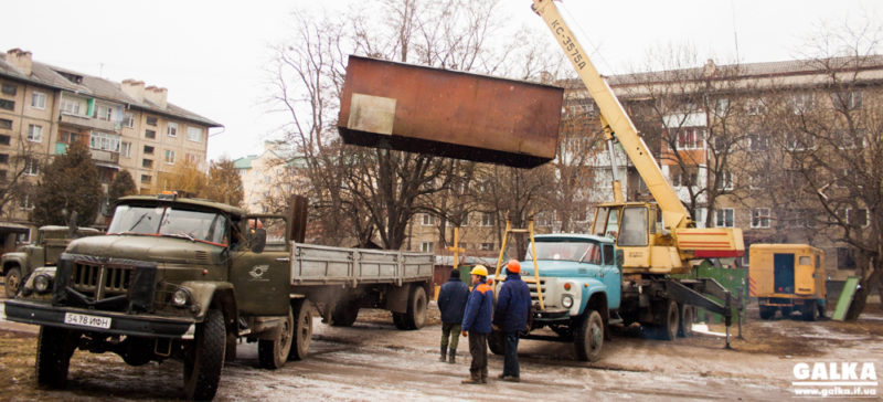 Безжальний демонтаж: комунальники звільняють місто від незаконних гаражів (ФОТО + ВІДЕО)