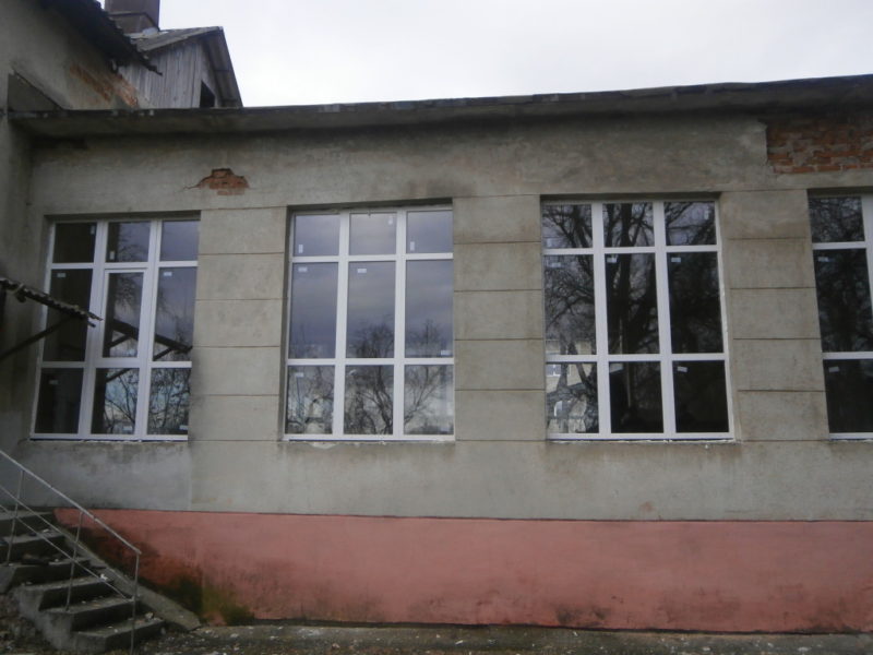 Поки учні сиділи вдома, у прикарпатській школі замінили майже сто вікон (ФОТО)