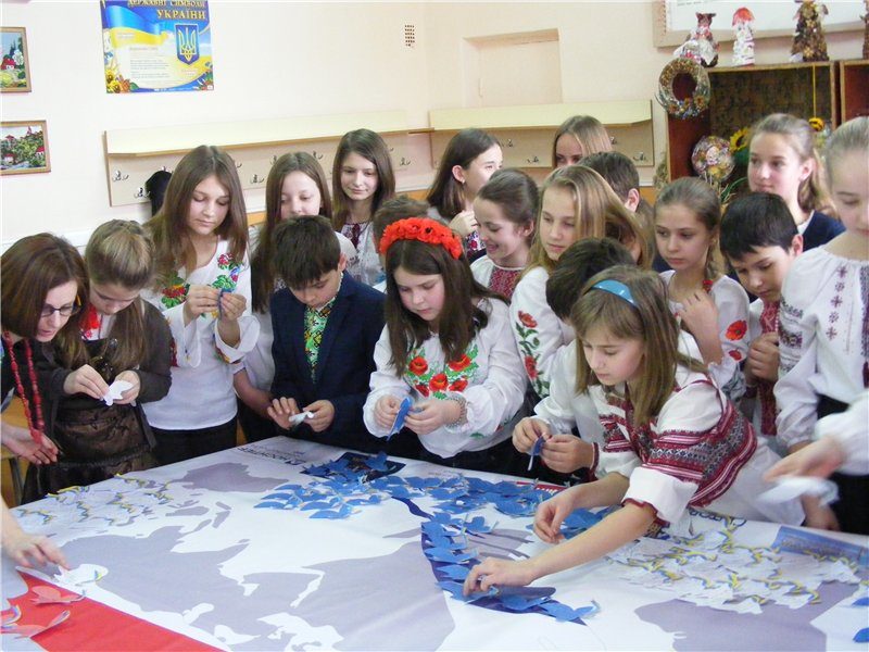 Прикарпатці виготовили тисячу паперових голубів Миру з кольорами прапорів Хорватії, Боснії та Герцеговини(ФОТО)