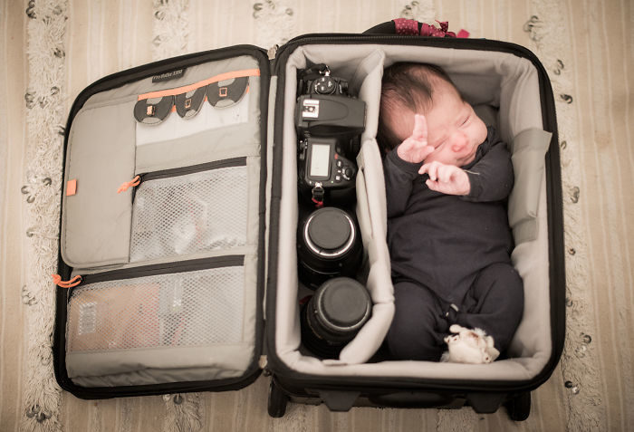 Татусі-фотографи вихваляються своїми малюками, вкладаючи їх у сумки для камер (ФОТО)