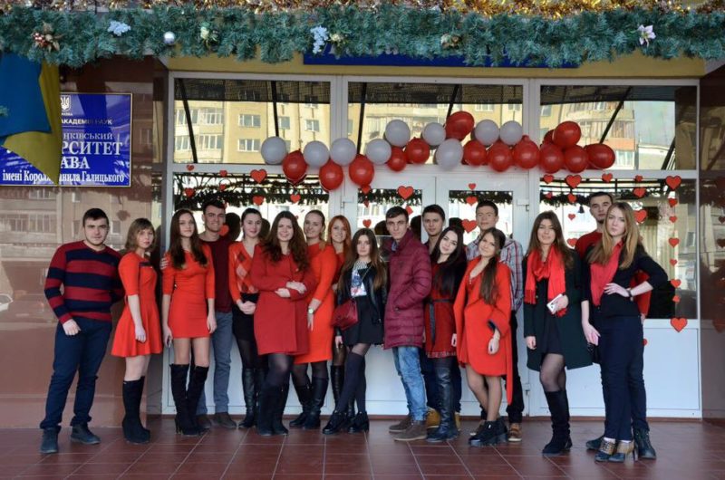 В одному з університетів Франківська студенти вдяглися у червоне до Дня Валентина (ФОТО)