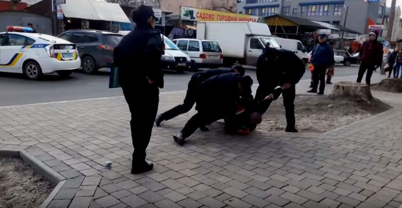 В центрі Івано-Франківська патрульним довелось силою втихомирювати нетверезого чоловіка (ВІДЕО)