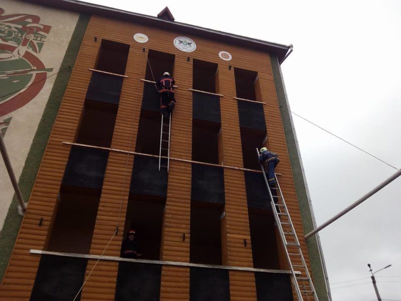 У Франківську рятувальники вчаться лазити по драбині (ФОТО)