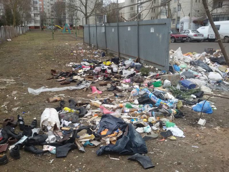 Франківчани скаржаться на стихійне сміттєзвалище поблизу дитсадка із залишків магазинів секонд-хенду (ФОТО)