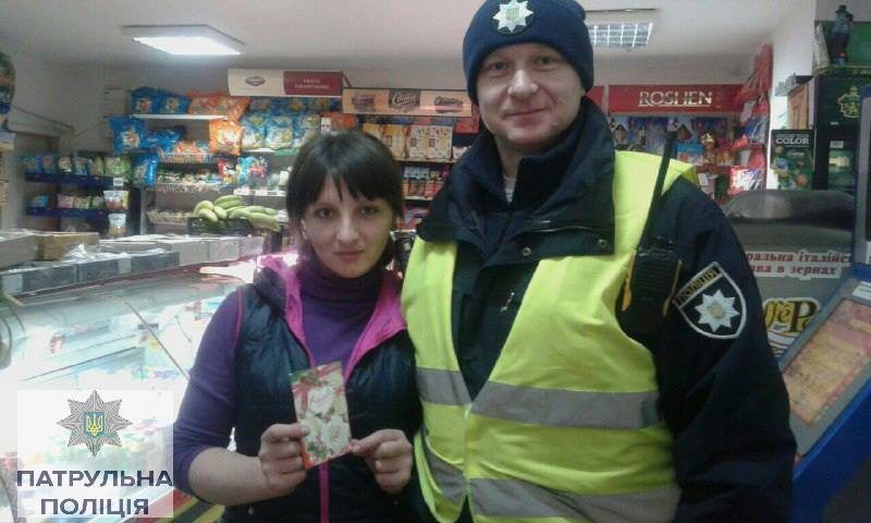 Патрульна поліція Франківська розпочала вітати жінок з їхнім святом (ФОТО)