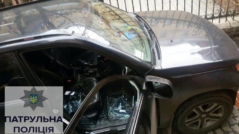 У Франківську невідомі розбили вікно автівки та здійснили крадіжку (ФОТО)