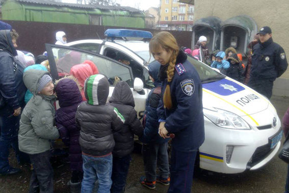 Найменшим франківським школярам показали, як працюють поліцейські  (ФОТО)