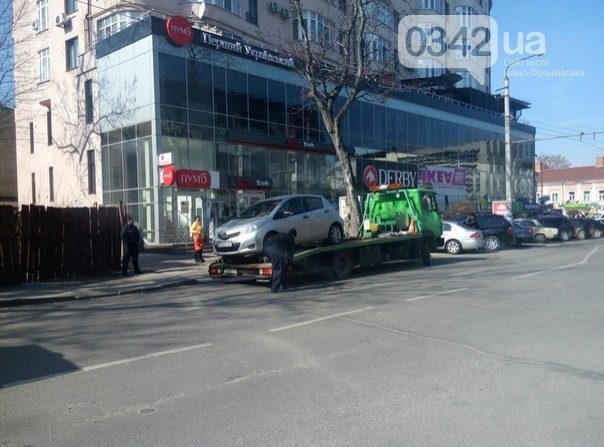На Мельника патрульні евакуювали чергову неправильно припарковану автівку (ФОТО)
