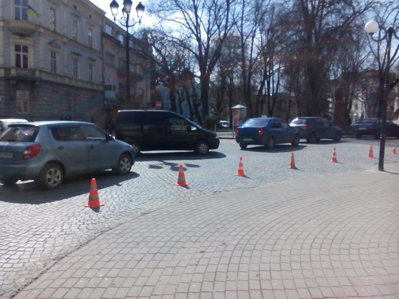 На площі біля філармонії поліція розклала конуси – вчать водіїв правильному паркуванню (ФОТО)