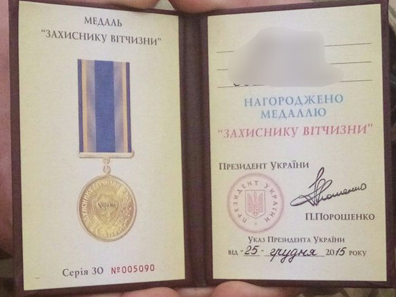Нагорода знайшла героя – боєць АТО отримав медаль, яку йому присвоїв Порошенко у грудні минулого року (ФОТО)