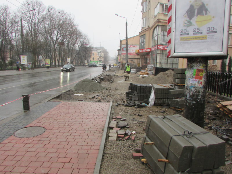 На двох вулицях Франківська облаштовують нові тротуари (ФОТО)