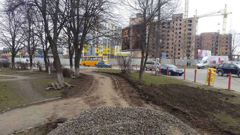 На вулиці Мазепи поблизу “Сільпо” розпочали облаштовувати тротуари (ФОТО)