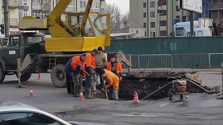 Комунальники розкопали перехрестя Незалежності-Хриплинська (ФОТО)
