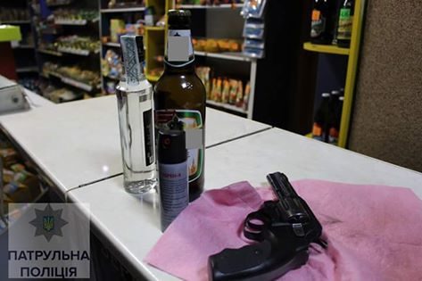 У Франківську п’яний чоловік погрожував перехожим пістолетом