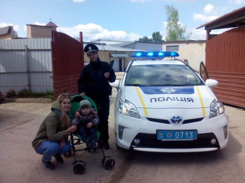 Поліція за гарячими слідами розшукала викрадачку дитячого візка у центрі міста (ФОТО)