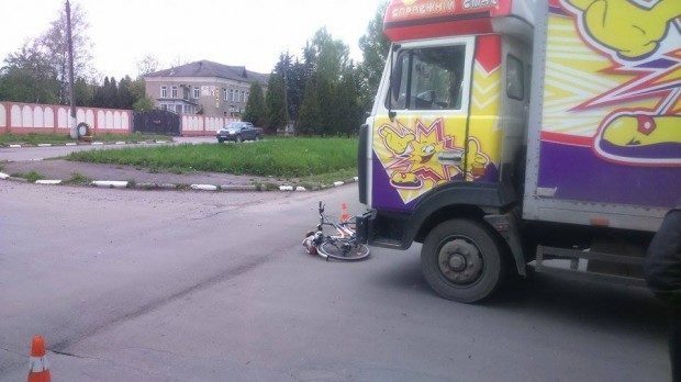 На Прикарпатті вантажівка із солодощами збила велосипедиста (ФОТО)