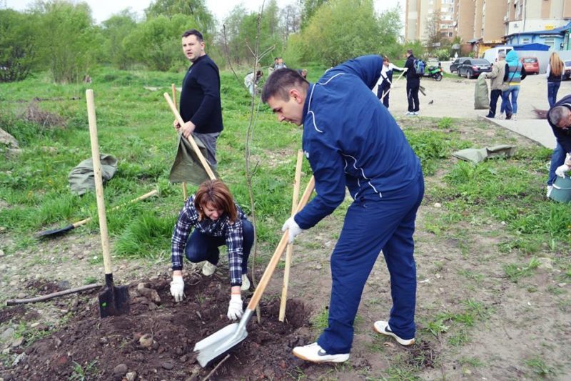 Представники міської влади також прибирали Франківськ (ФОТО)