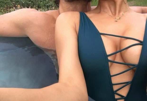 Ірина Шейк засвітила пишні груди на еротичному фото з Бредлі Купером (ФОТОФАКТ)