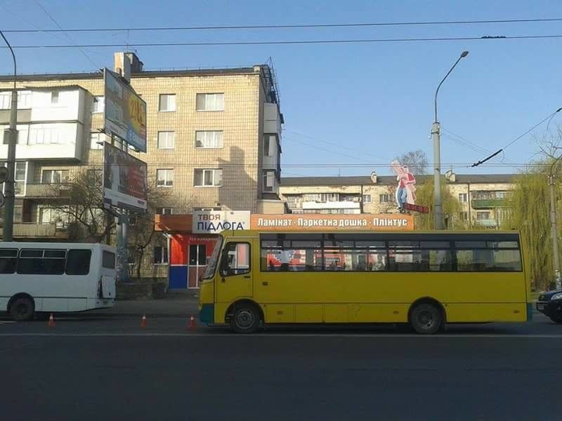 На Галицькій не розминулись легковик та маршрутка (ФОТО)