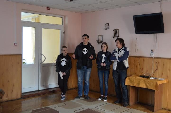 Студенти-волонтери провели благодійну акцію “Діти ближче до ІТ”