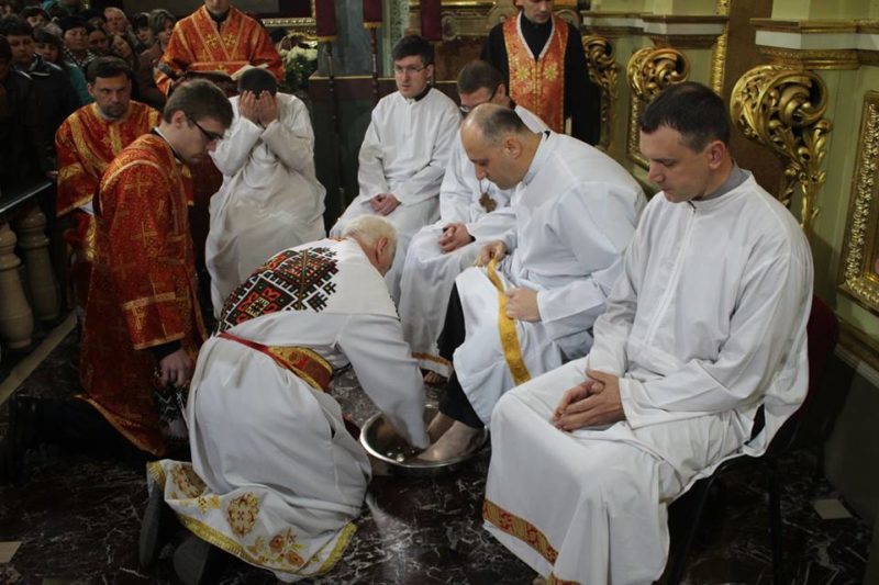 Івано-франківський митрополит омив ноги священикам (ФОТО)