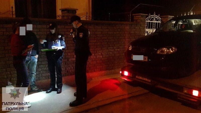 Патрульні евакуювали автівку нетверезого водія та пасажира, котрий чинив непокору полісменам (ФОТО)
