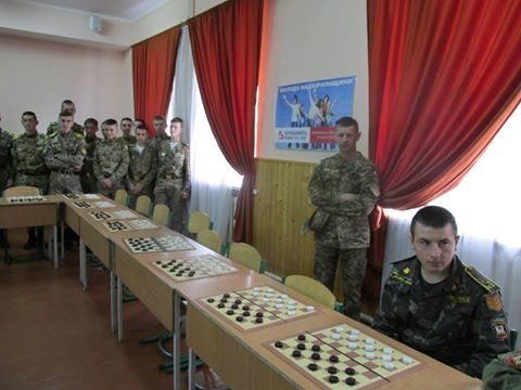 Чемпіонка світу з шашок позмагалася з військовими ліцеїстами (ФОТО)