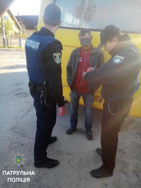 Нетверезий водій маршрутки, котрого затримали патрульні, був звільнений за день до інциденту