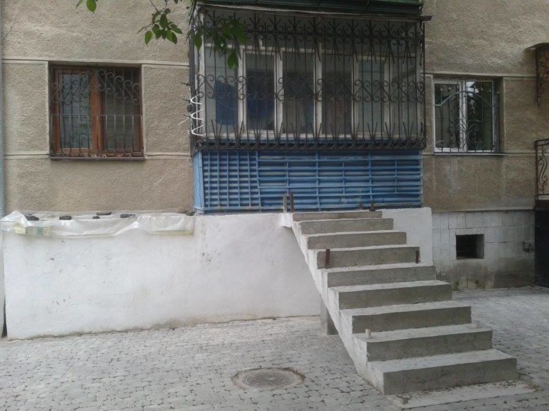 В Івано-Франківську з’явилися чергові сходи у балкон (ФОТОФАКТ)