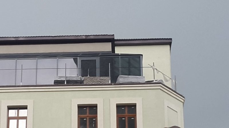 Неможливо зупинитися: в Івано-Франківську взялися за брукування дахів (ФОТОФАКТ)
