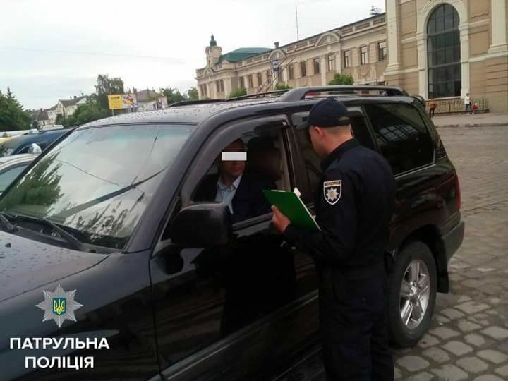 У Франківську водій назвав поліцію “фейковими копами Авакова”, а себе – депутатом облради (ФОТО)