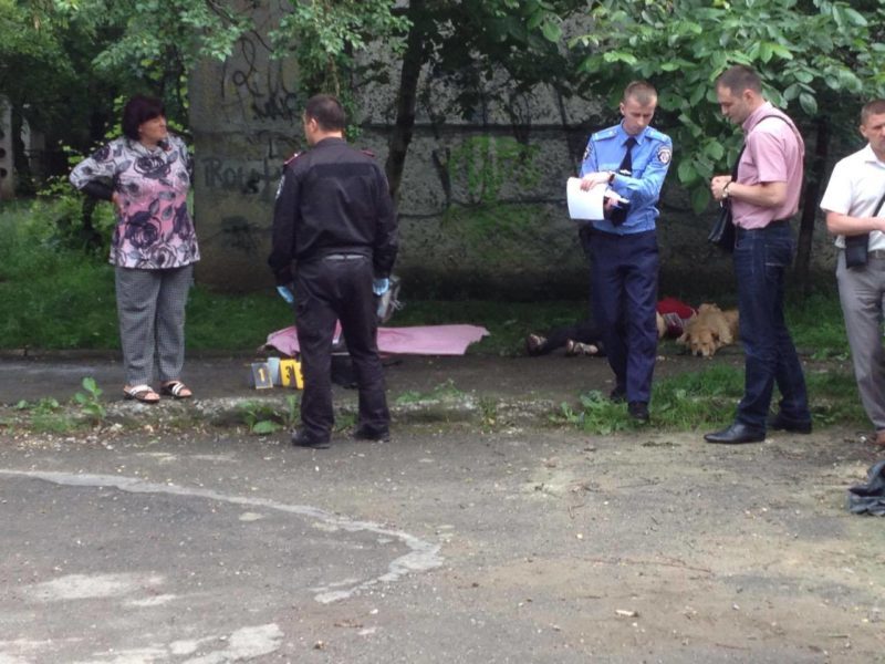 З’явилися фото з вбивства на Молодіжній: поблизу тіла жінки сумує її собака (ФОТО)