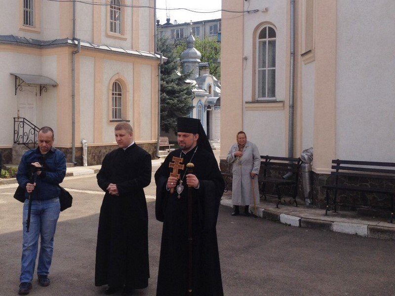 В прикарпатській церкві освятили іконостас та престіл