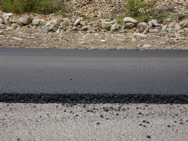 На Прикарпатті триває ремонт дороги державного значення