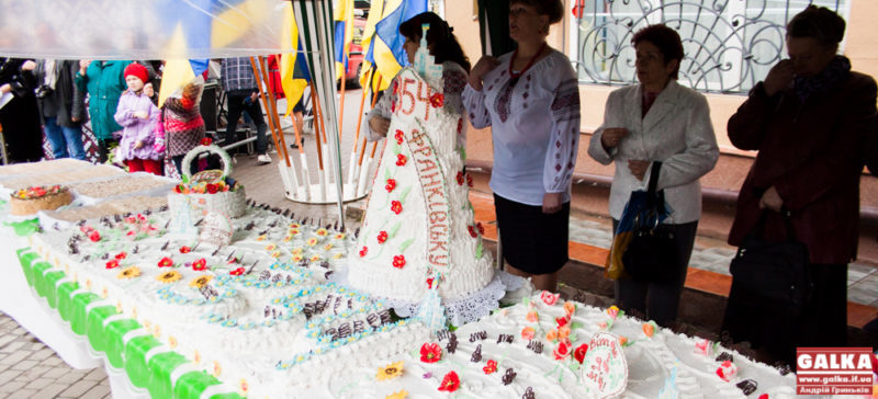 Гостей та мешканців Франківська почастували 5-метровим смачним тортом (ФОТО)