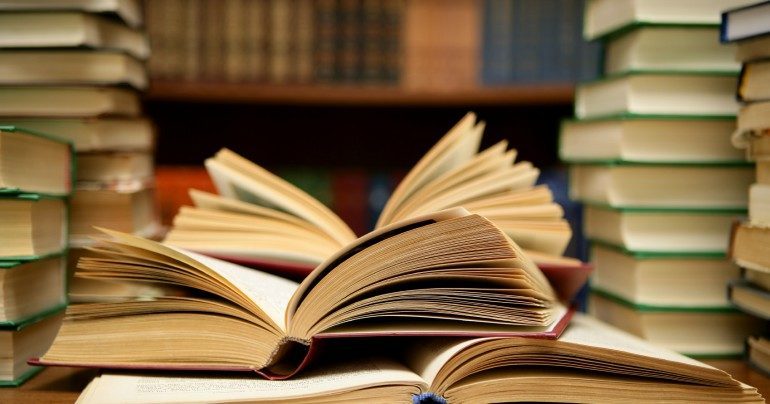 Прикарпатській бібліотеці подарували три сотні книг
