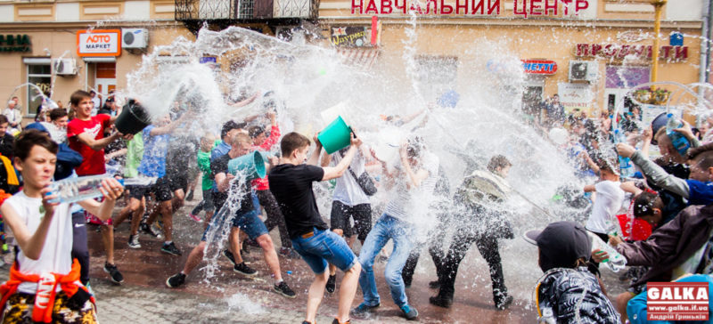 У Франківську фонтан на Вічевому майдані наповнюють водою, щоб молодь могла пообливатися (ВІДЕО)