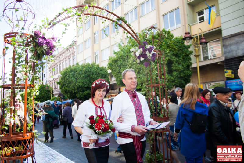 Для пар, які вінчаються на День міста, влаштували “Весільні візерунки” (ФОТО)