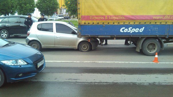 В Івано-Франківську ДТП: легковик “приєднався” до вантажівки (ФОТОФАКТ)
