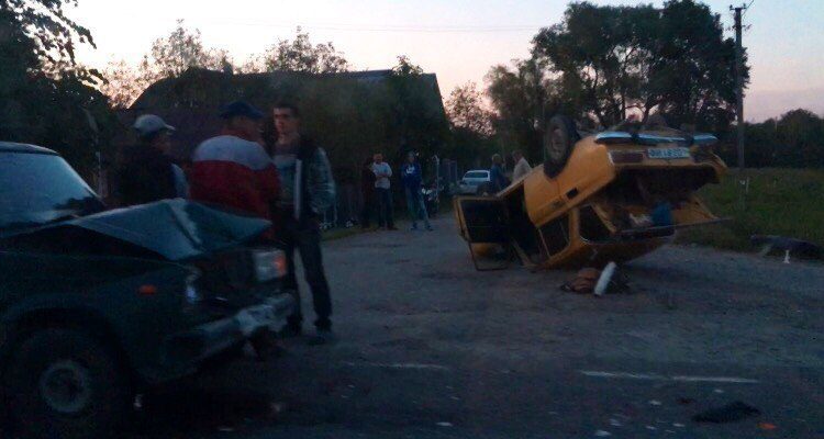 Під Івано-Франківськом в карколомному ДТП у купу металу перетворилися ВАЗ і Москвич (ФОТО)