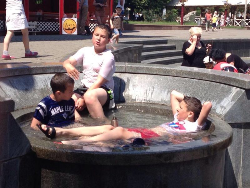 діти у фонтані