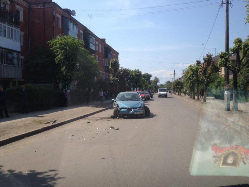 ДТП у Коломиї: іномарка зіткнулася з автобусом та автівкою, водій втік (ФОТО)