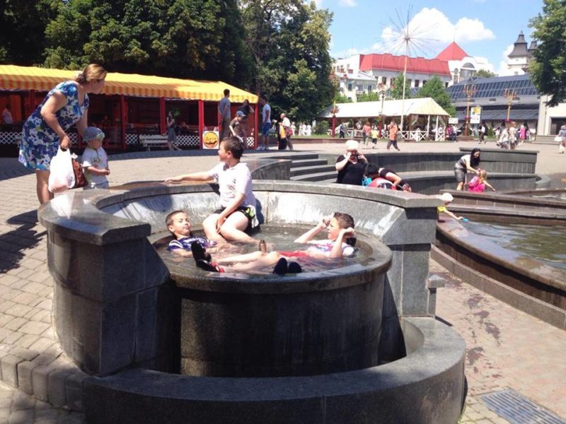 Дітлахи розпочали сезон купання у міському фонтані (ФОТО)