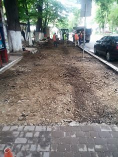 На вулиці Коновальця комунальники продовжують облаштовувати тротуари (ФОТО)
