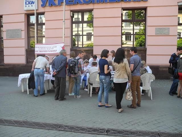 У центрі міста просто неба визначали групу крові всім охочим (ФОТО)
