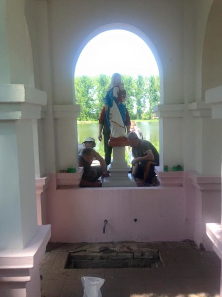 Статуетку Богородиці біля озера, яку знищили вандали, відновили (ФОТО)