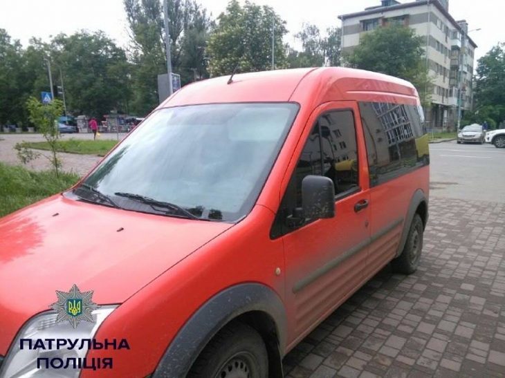 Поблизу міського озера жінку збив легковик та втік з місця пригоди (ФОТОФАКТ)