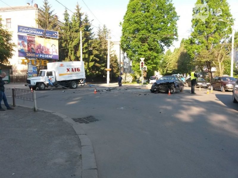 Ранковий металолом: у центрі Франківська “Мерседес” розбився об вантажний “Газ” (ФОТО)