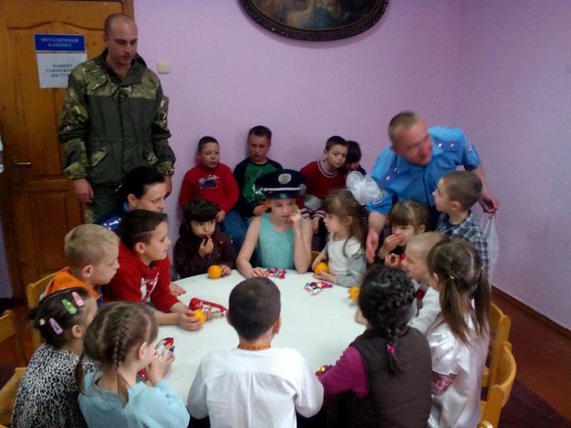 Правоохоронці відвідали дітей з кризових сімей (ФОТО)