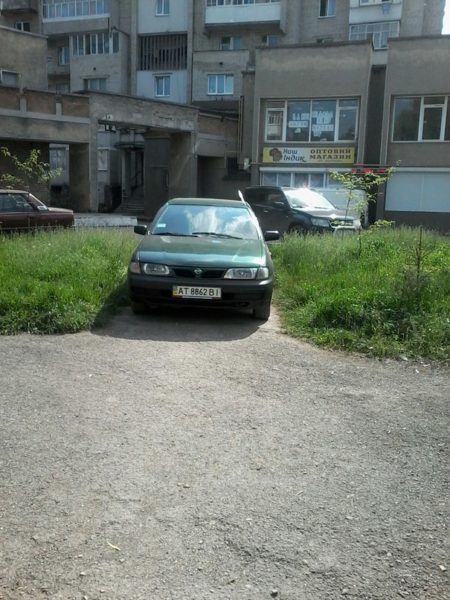 Мешканка Франківська з дитячим візком мусила оминати авторагуля по траві (ФОТО)